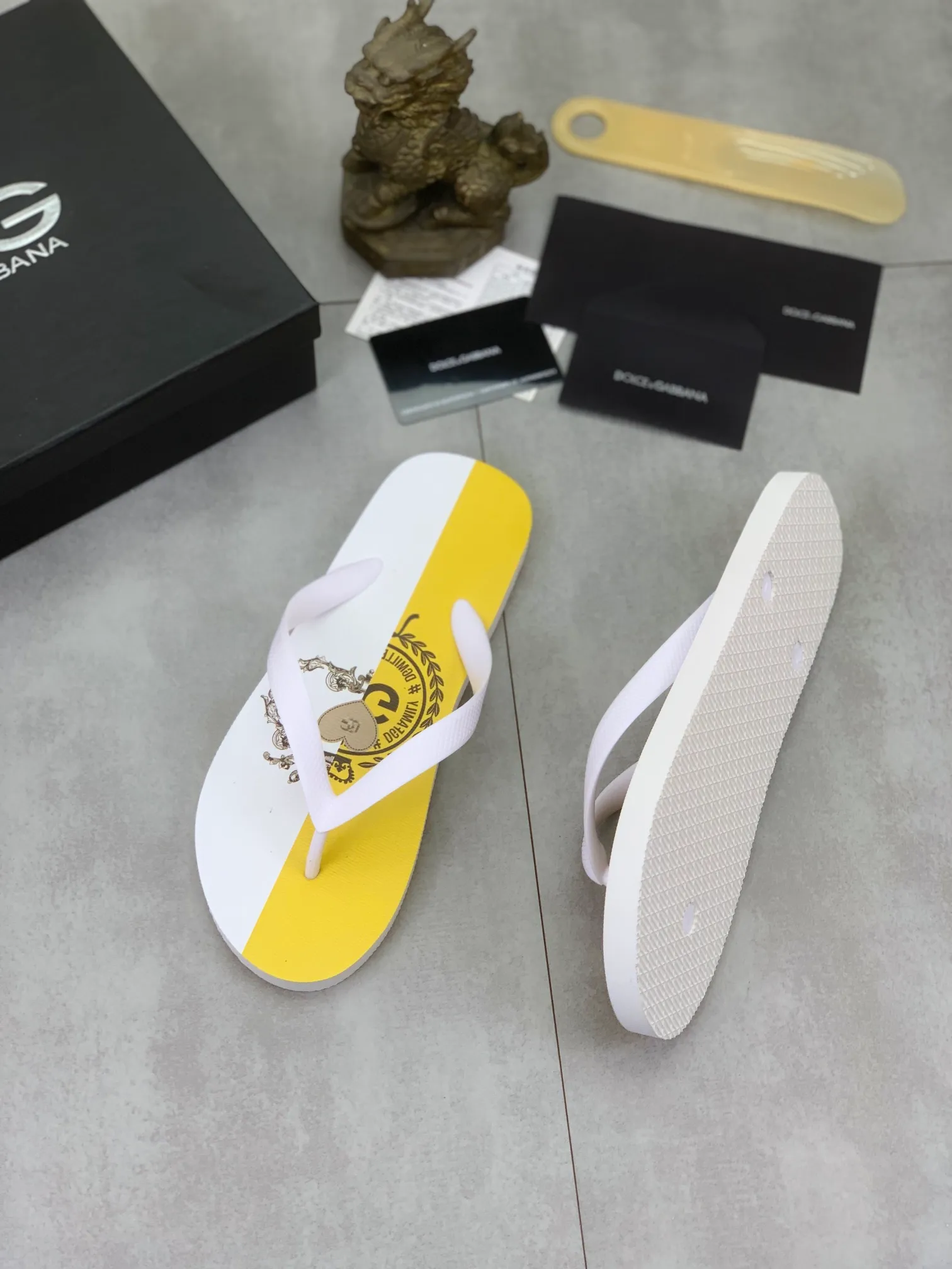 Men's Men's Shoes💰P220💰[New Style]🆘[DG]Official Website Couple🧑‍🤝‍🧑Hot-selling Dolce & Gabbana Men's Flip-Flops are on sale at the counter simultaneously! Original fabric imported from Italy. Original bottom provided by the original factory. Size: Adult 36-45. Children’s size: 30-37. Multiple colors available.